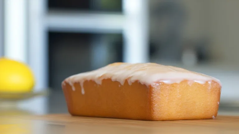 Фото блюда: Лимонный кекс с глазурью: высокий купол и яркий цитрусовый вкус