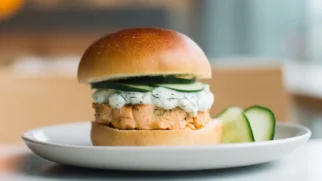 Фото рецепта: Лососевый бургер с укропным соусом и огурцом