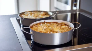 Фото рецепта: Луковый суп с гвоздикой и сырной корочкой, как во французском бистро