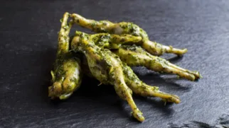 Фото рецепта: Лягушачьи лапки с зеленым маслом изысканный французский рецепт