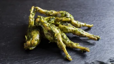 Фото блюда: Лягушачьи лапки с зеленым маслом изысканный французский рецепт