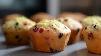 Фото рецепта: Маффины с черной смородиной и лимоном – легкий рецепт для уютного утра