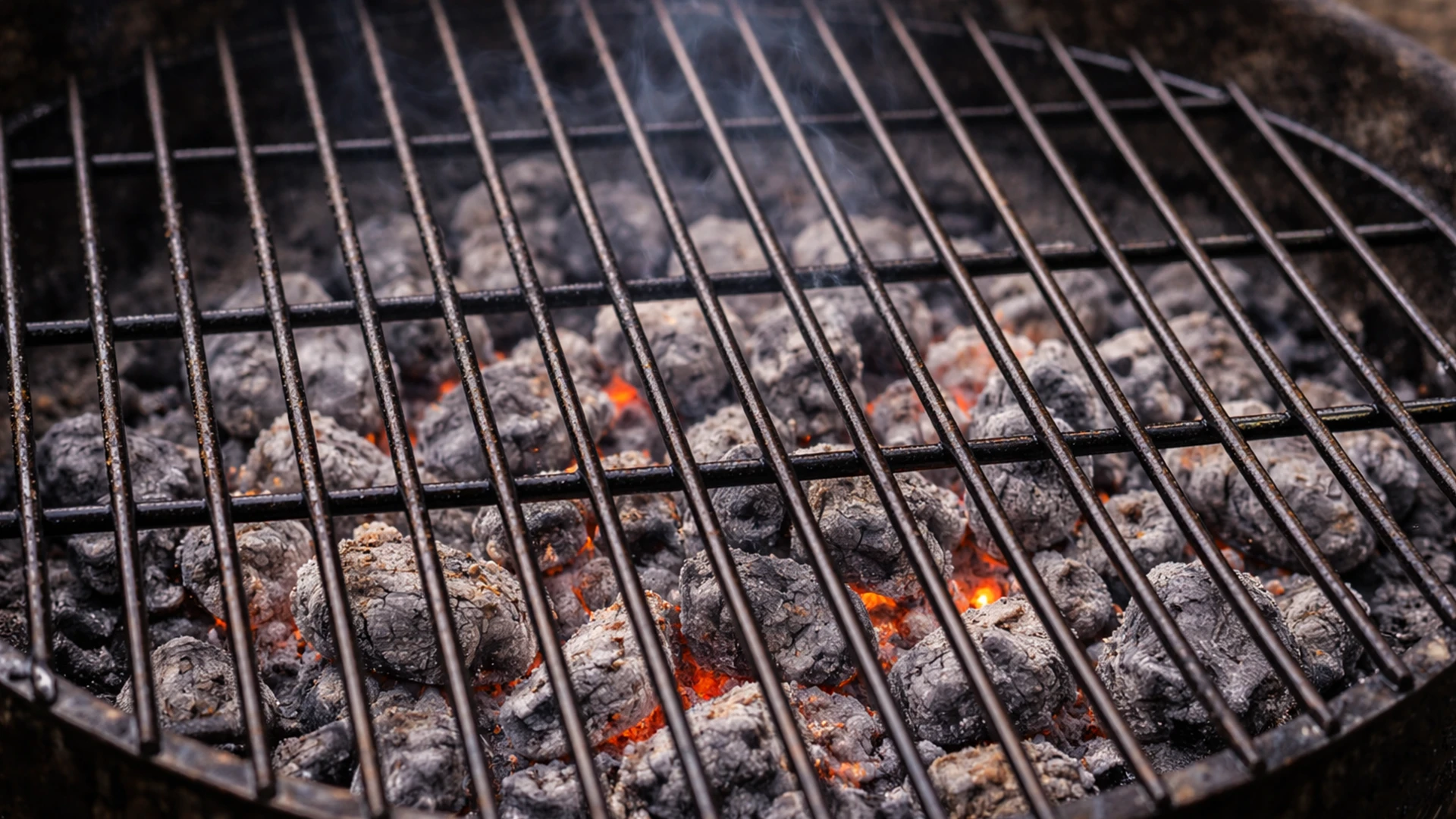 Мангал с серыми углями без пламени и прогревающейся решёткой