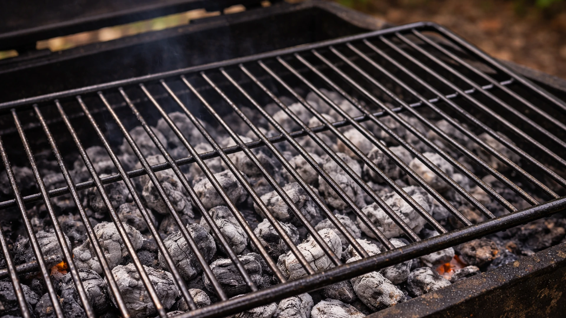 Мангал с серыми углями без пламени и подготовленной решёткой