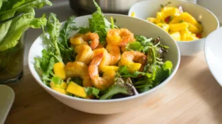 Фото рецепта: Манговый салат с креветками – яркий вкус тропиков
