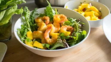 Фото блюда: Манговый салат с креветками – яркий вкус тропиков