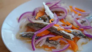 Фото блюда: Маринованная скумбрия с овощами: сочная рыба в пикантном уксусном маринаде