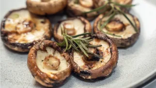 Фото рецепта: Маслята на гриле с розмарином: аромат костра и сочные грибные шляпки