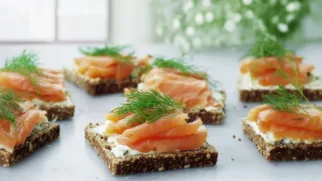 Фото рецепта: Мини бутерброды с лососем для второго завтрака за 10 минут