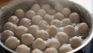 Фото рецепта Мини фрикадельки в сетке для прозрачного бульона с насыщенным вкусом