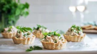 Фото рецепта: Мини тарталетки с крабовым салатом — идеальный фуршетный укус