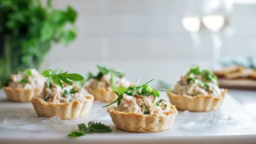 Фото блюда: Мини тарталетки с крабовым салатом — идеальный фуршетный укус