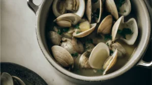 Фото блюда: Моллюски в сидровом соусе — восхитительный морской вкус с яблочной ноткой