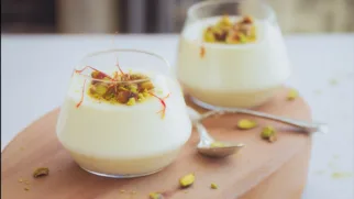 Фото рецепта: Молочный пудинг с шафраном и фисташками, нежнейший десерт за 20 минут