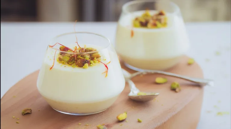 Фото блюда: Молочный пудинг с шафраном и фисташками, нежнейший десерт за 20 минут