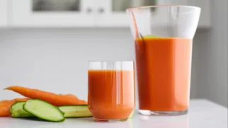 Фото рецепта: Освежающий морковный сок с огурцом