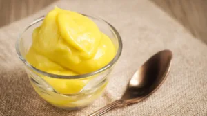 Фото блюда: Мороженое с лимонным курдом: яркий десерт с цитрусовым характером