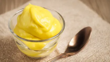 Фото рецепта Мороженое с лимонным курдом: яркий десерт с цитрусовым характером