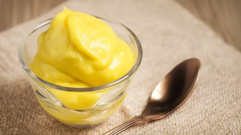 Фото блюда: Мороженое с лимонным курдом: яркий десерт с цитрусовым характером