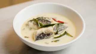 Фото рецепта: Морской окунь в кокосовом молоке: нежная рыба с тропическим ароматом