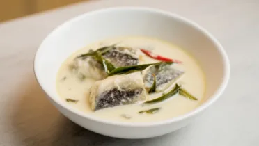 Фото рецепта Морской окунь в кокосовом молоке: нежная рыба с тропическим ароматом