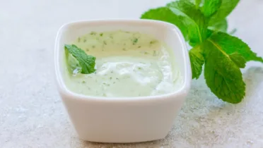 Фото рецепта Мятная творожная масса: нежный десерт с прохладным ароматом мяты