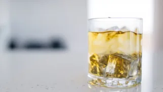 Фото рецепта: Охлаждённый напиток из коры дуба с мёдом и лимоном