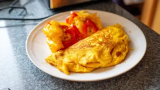 Фото рецепта: Омлет с болгарским перцем и кукурузой