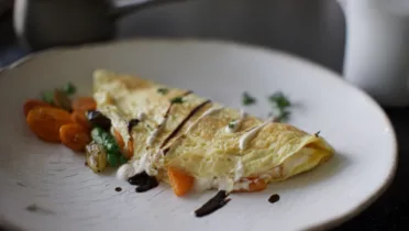 Фото блюда: Омлет с овощами и бальзамическим крем-соусом: рецепты с ярким вкусом и калорийностью