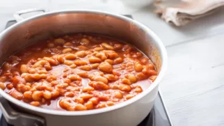 Фото рецепта: Острая фасоль тушёная с аджикой