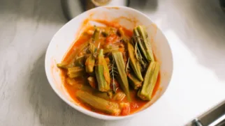 Фото рецепта: Островное тушение окры в томатном соусе с травами: яркий карибский вкус дома