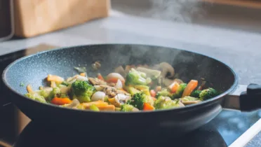 Фото рецепта Овощное соте с чесноком на сковороде, яркий веганский ужин за 20 минут