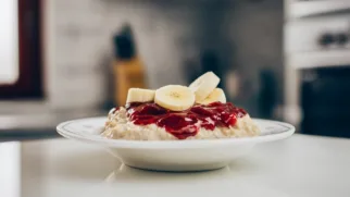 Фото рецепта: Овсяная каша с клубничным вареньем и бананом: Рецепт для уютного утра