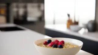 Фото рецепта: Овсяная каша с миндальным маслом и ягодами