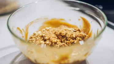 Фото рецепта Сытная овсяная крупа с арахисовой пастой для бодрого утра