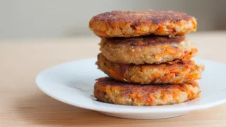 Фото рецепта: Овсяные котлеты с морковью – полезный рецепт на завтрак