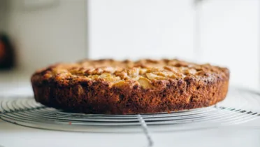 Фото рецепта Овсяный пирог с яблоками: аромат корицы и нежный мякиш без лишней муки