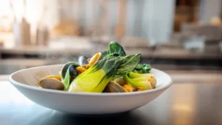 Фото рецепта: Пак чой с мидиями в пряном масле: ароматное море на сковороде