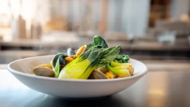 Фото рецепта Пак чой с мидиями в пряном масле: ароматное море на сковороде