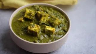 Фото рецепта: Палак панир со шпинатом: вкусное индийское блюдо