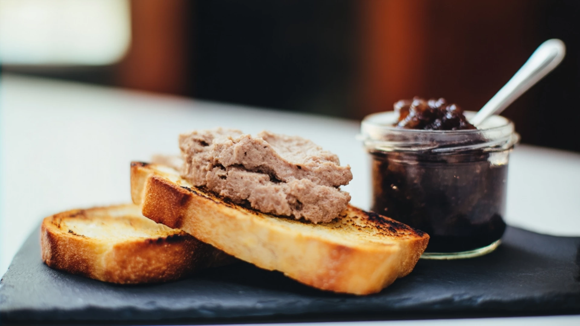 Фото блюда: Паштет из куриной печени с нежным вкусом и ароматной подачей