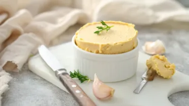 Фото блюда: Паштет со сливочным маслом и чесноком: нежный намазочный деликатес за 30 минут