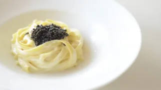 Фото рецепта: Тальятелле в сливочном соусе с черной икрой для особого ужина