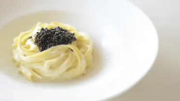 Фото рецепта Тальятелле в сливочном соусе с черной икрой для особого ужина