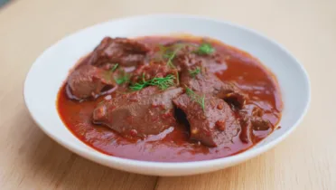 Фото рецепта Баранья печень в томатном соусе: мягкая и без горечи