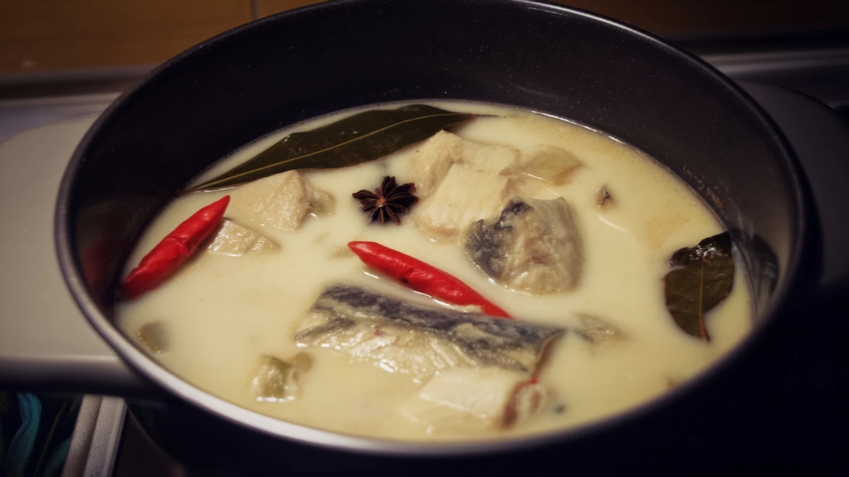 Фото блюда: Пеленгас в кокосовом молоке с ароматными специями как ресторанное блюдо дома