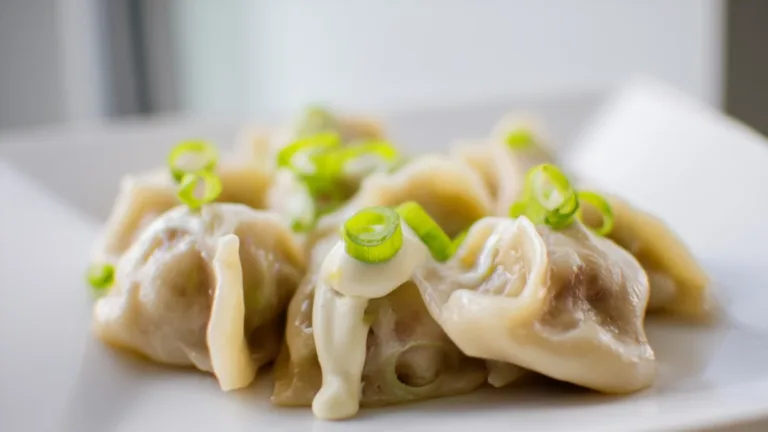 Фото блюда: Пельмени со сметаной и зеленым луком как дома, с идеальным тестом