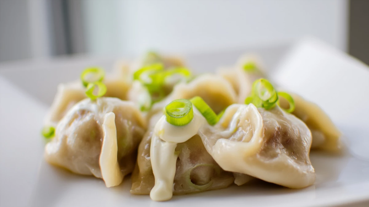 Фото блюда: Пельмени со сметаной и зеленым луком как дома, с идеальным тестом