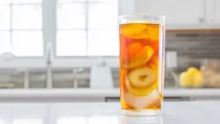 Фото рецепта: Освежающий персиковый чай с цитрусами для жаркого дня