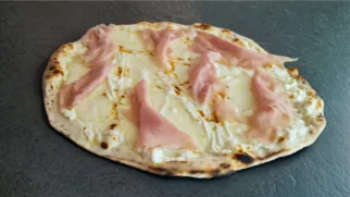Фото рецепта: Пицца бианка с хамоном